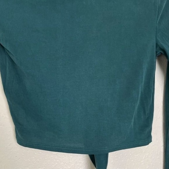 🌻HP🌻NWOT Urban Outfitters green Elle keyhole wrap crop top flare sleeves XS - Picture 12 of 12